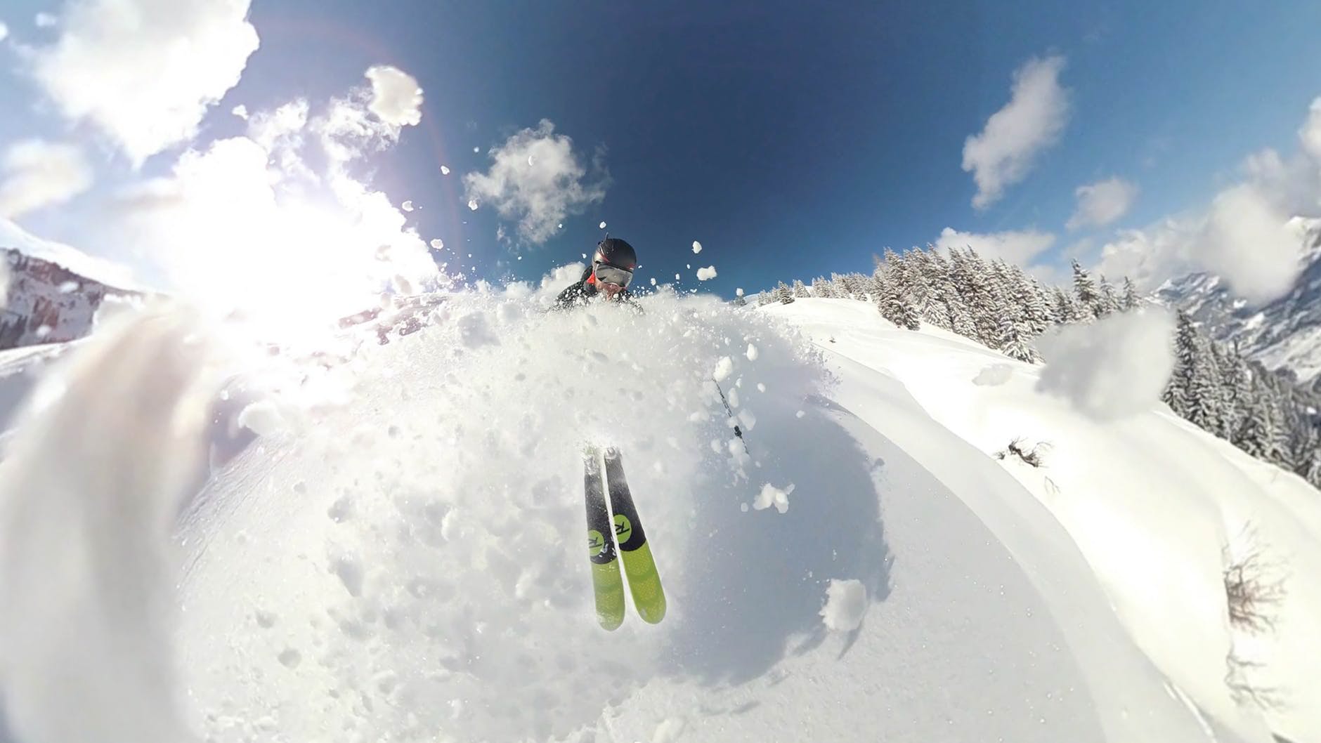 Cosa portare per una giornata sulla neve con sci e snowboard